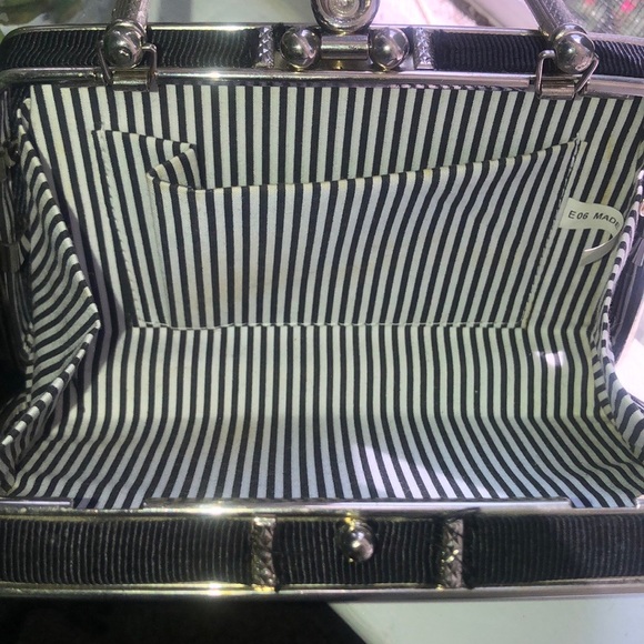 Cute, unique purse with a New York City skyline - Picture 4 of 6